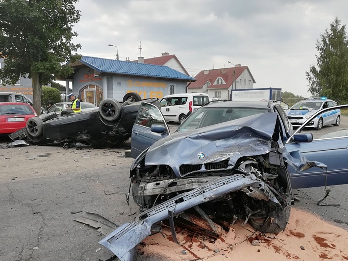 Wypadek w Oborach – bmw dachowało na parkingu