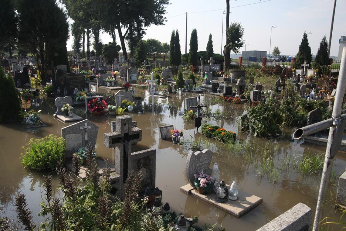 Zalało część cmentarza w Gardei