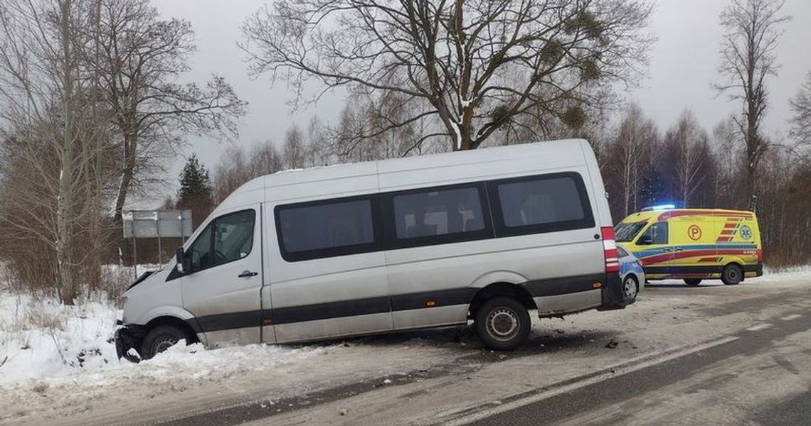 Zderzenie aut osobowych w Brokowie. Kierowca fiata w szpitalu