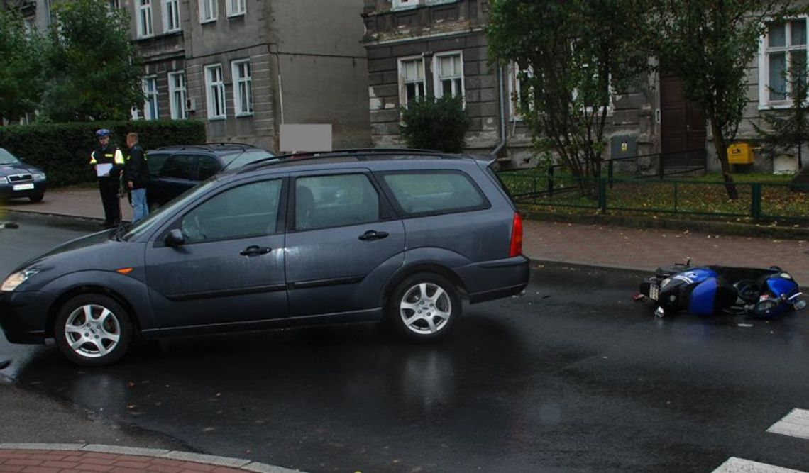 Zderzenie forda ze skuterem. Szesnastolatek jest ranny Zderzenie forda ze skuterem. Szesnastolatek jest ranny