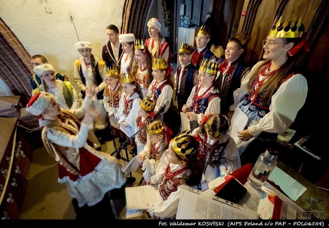 ZDJĘCIA, AUDIO Zespół Pieśni i Tańca „Powiśle” uświetnił obchody Święta Trzech Króli w Katedrze Kwidzyńskiej