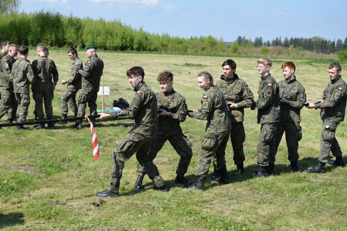 Zmagania po żołniersku z pokazem sprzętu i bojowym duchem! Spartakiada klas mundurowych w 22. Bazie Lotnictwa Taktycznego