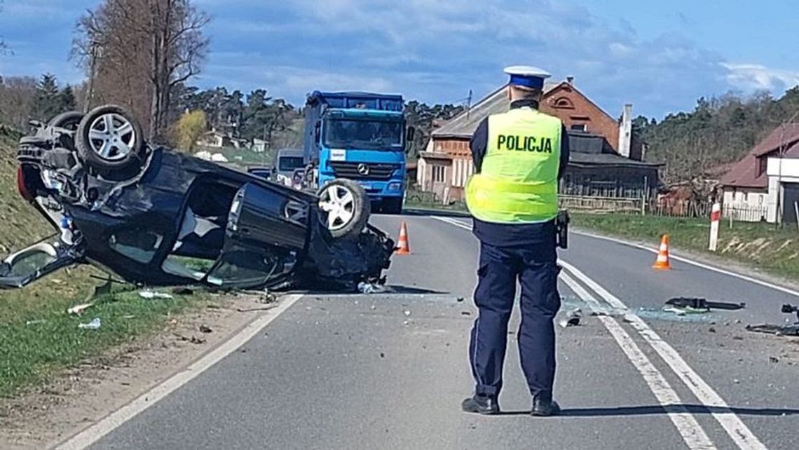 Zwierzę wbiegło pod koła, kierowca odbił i dachował Zwierzę wbiegło pod koła, kierowca odbił i dachował