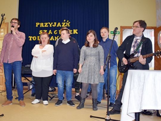 Program artystyczny przygotowali wspólnie wolontariusze ze Szkoły Podstawowej w Tychnowach oraz zespół Warsztatu Terapii Zajęciowej w Kwidzynie (na zdjęciu).