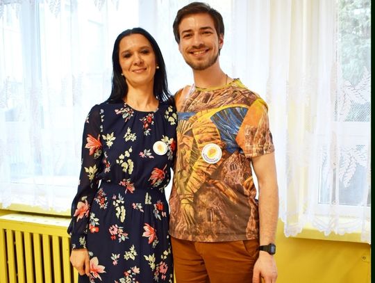 Jan Mela i Barbara Dzich, opiekunka Szkolnego Koła Wolontariatu w Szkole Podstawowej w Tychnowach.