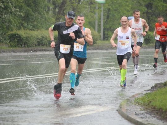 Startujący musieli biegać w kałużach wody. Fot. Mirosław Wiśniewski
