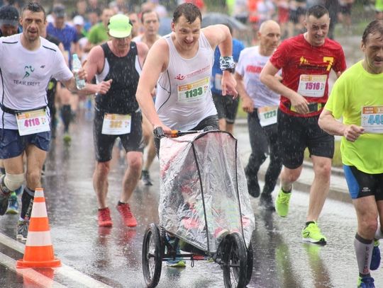 Bieg z wózkiem w strugach deszczu na pewno nie ułatwiał zadania. Fot. Mirosław Wiśniewski