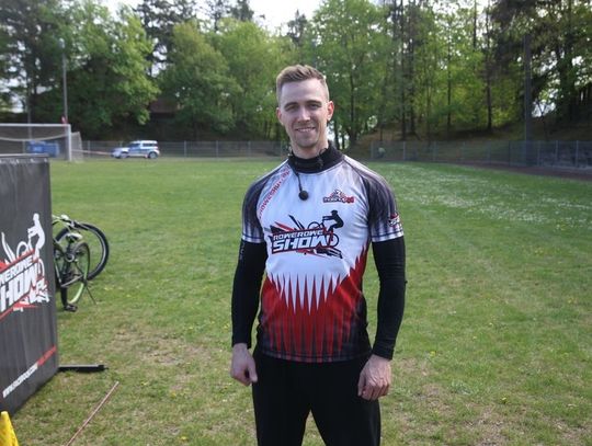 Alex Żółtowski od 3 lat profesjonalnie zajmuje się rowerową akrobatyką.