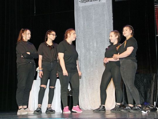 Zespół teatralny „Plama” z MOW w Kwidzynie zaprezentował przedstawienie „Córeczki”. Zdjęcia: Jacek Kluczkowski