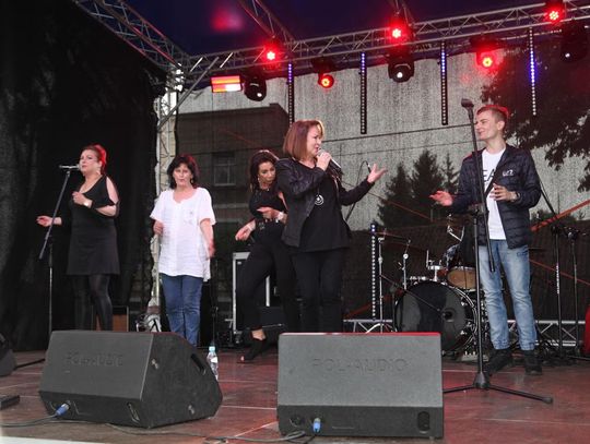 Wokalistka zaprosiła na scenę kilka osób z grona publiczności, w tym Marcina Nikiela (pierwszy z prawej). Fot. Ryszard Bartosiak