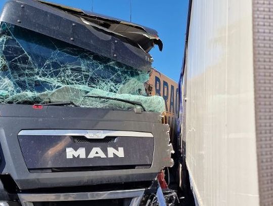 Groźny wypadek dwóch samochodów ciężarowych. Na miejsce leci śmigłowiec LPR